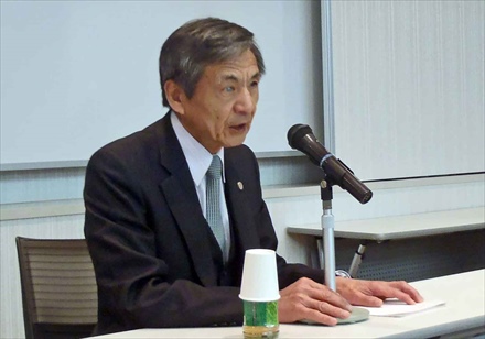 マイクに向井話される竹下先生の写真です