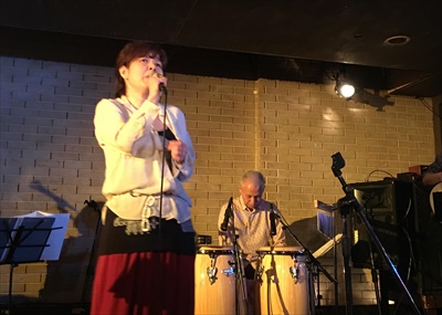マイクを持って歌うパラダイスGO!GO!の藤田しのぶさん