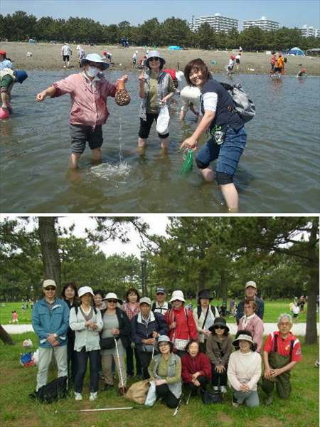 上 アサリの入ったネットを持ってポーズ 下 18人の集合写真です。
