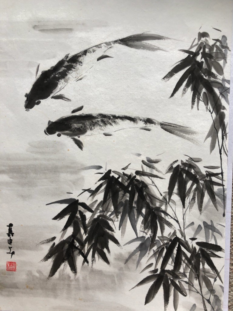 田上眞由美さん作　鯉の水墨画二匹の鯉が左を向いて少し頭を寄せ、手前と右側には笹の葉が描かれています。、